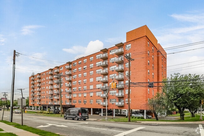 Building Photo - Royal Towers