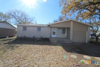 Building Photo - 2704 Live Oak Dr