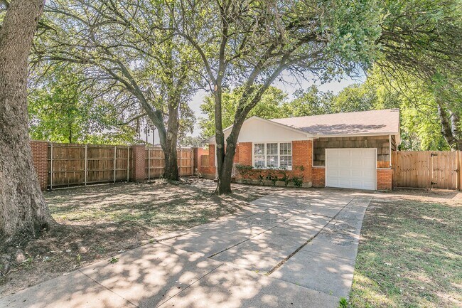 Foto del edificio - Arlington Heights One Story on BEAUTIFUL Lot!