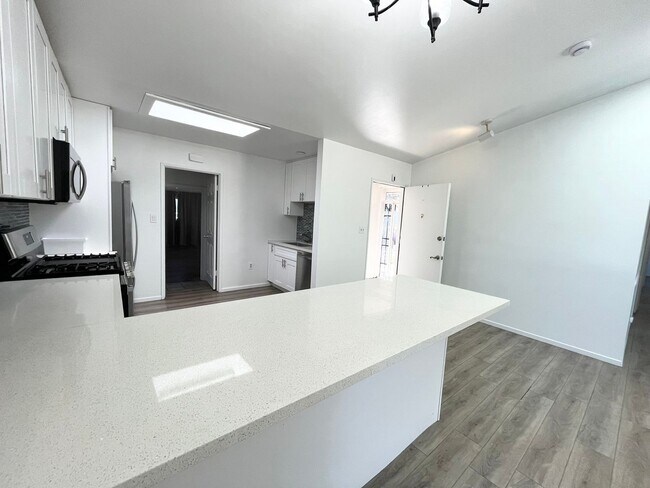 Foto del edificio - Charming 4 bedroom house with extra living...