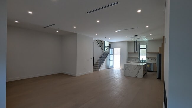 Building Photo - 3846 Bentley Ave