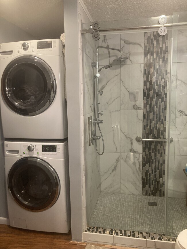 Lavandería y ducha compartidas - 618 W Governor John Sevier Hwy