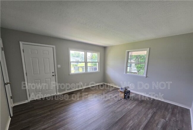 Foto del edificio - 303 Cartwright Dr