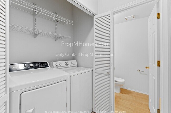 Building Photo - Light & Bright Townhome in Johns Landing!