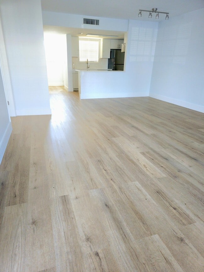 Building Photo - 6315 La Costa Dr