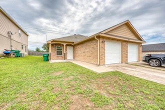 Building Photo - 1511 N Claremont Cir
