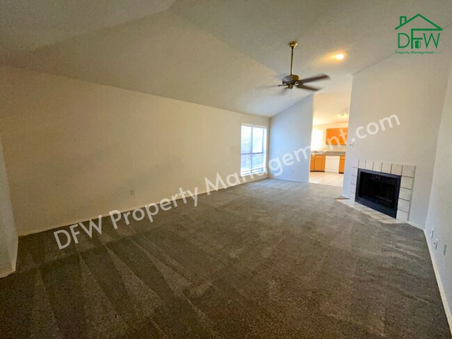 Foto del edificio - Cute 2 Bedroom, 1 Bath, Half-Duplex Home for Lease in Bedford