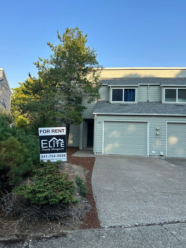 Foto del edificio - Available now: 3 bedroom ~ 1.5 bath Townho...