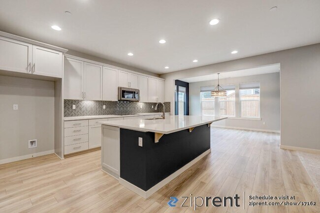Building Photo - 1210 NE Woodburn Dr