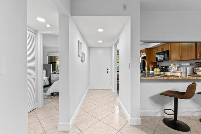 Building Photo - 600 Egret Cir