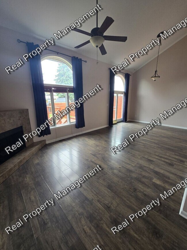 Foto del edificio - Three Bedroom Townhome