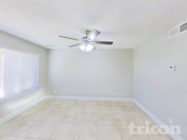 Building Photo - 9833 N 47th Dr