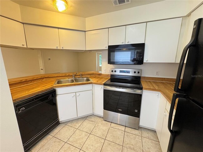 Building Photo - 215 Pinehurst Dr