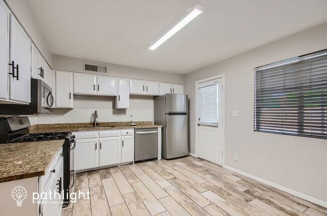 Building Photo - 826 W Del Rio St