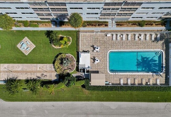 Foto del edificio - 3211 NE 8th St