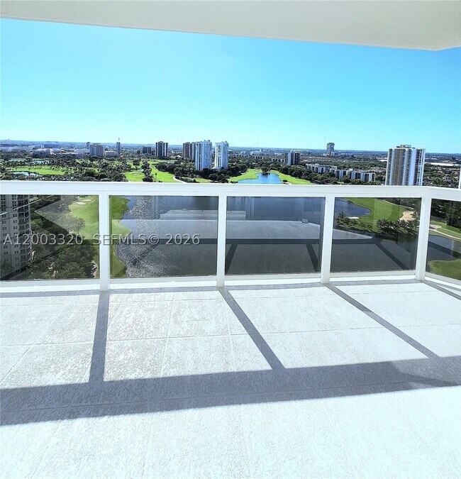 Foto del edificio - 20185 E Country Club Dr