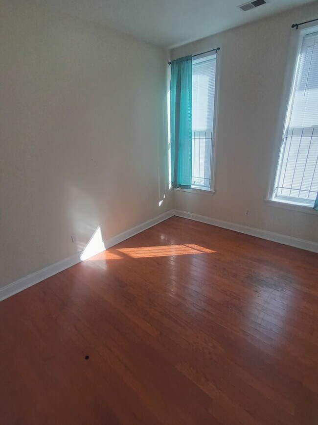 Foto del edificio - 1900 W Diamond St