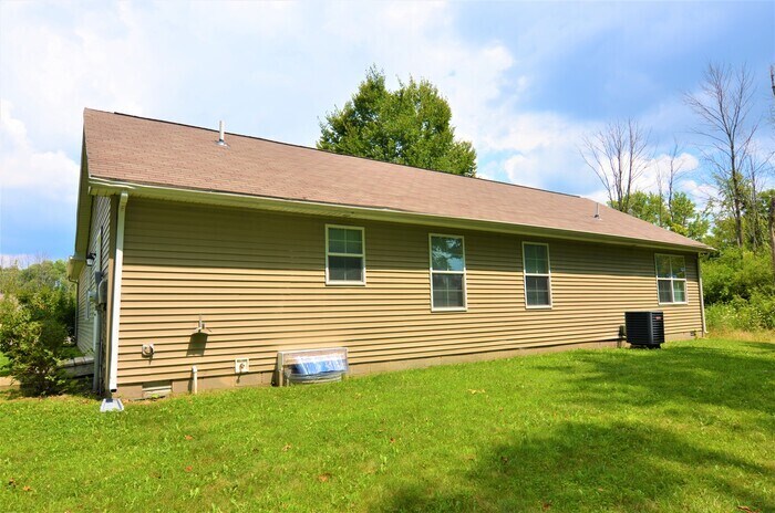 Building Photo - Charming 3 Bedroom Home