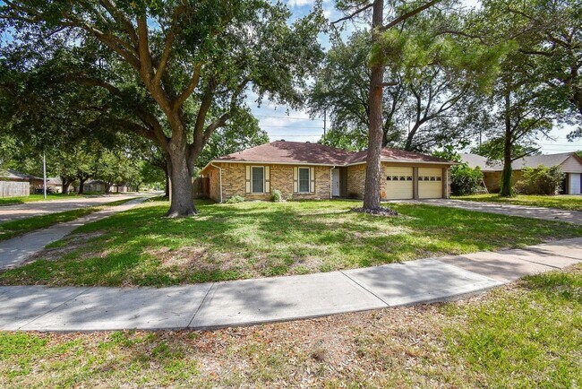 Building Photo - 13430 Piney Oaks Dr