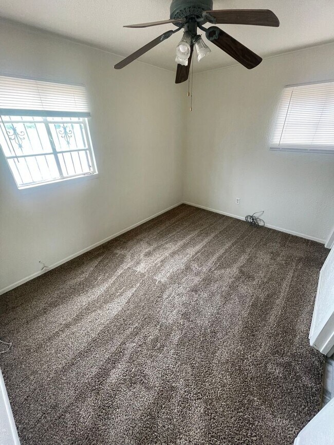 Building Photo - Nice 3 Bedroom/1.75 Bath home located off ...