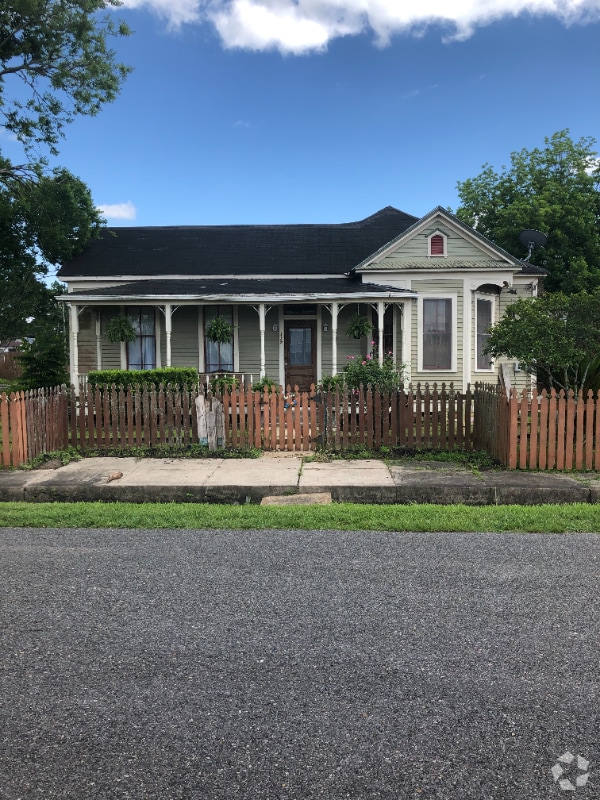 Apartments For Rent in Breaux Bridge, LA with Hardwood Floors 2