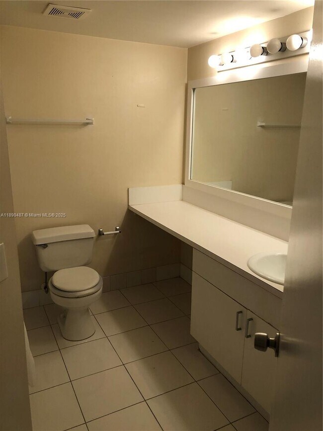 Building Photo - 2 bedroom in Hollywood FL 33021