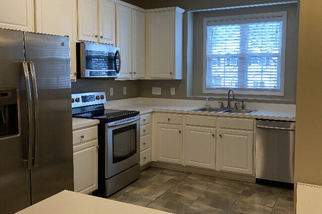 Building Photo - 830 Genford Ct