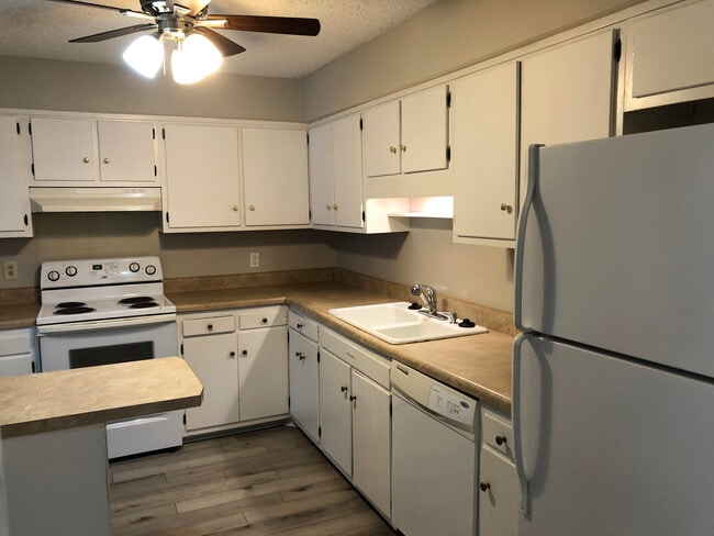 Foto del edificio - 559 Winding Creek Rd