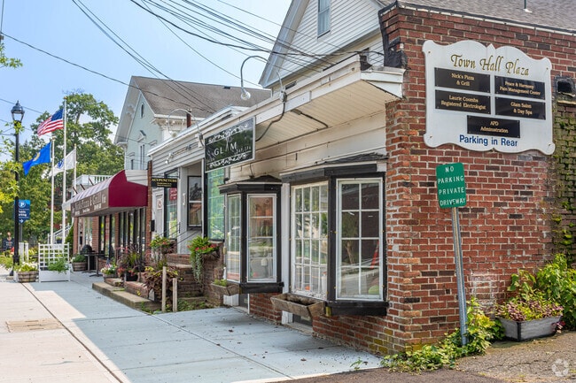 Ashland residents have easy access to many retail and dining options.