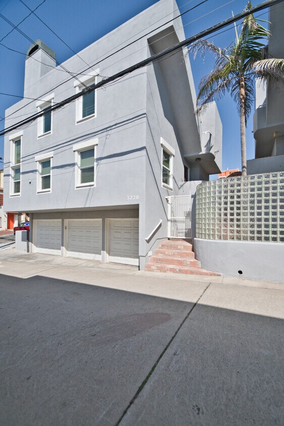 Primary Photo - 3220 Crest Dr