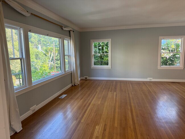 Foto del edificio - 102 Oakmont Ave
