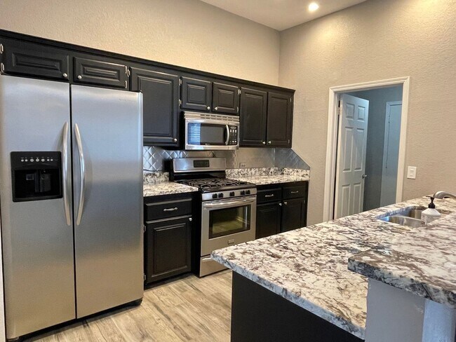 Building Photo - Beautiful updated 3 bed 2 bath
