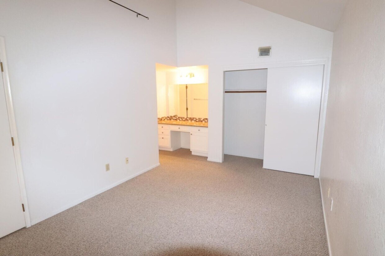 Foto principal - 2 Bedroom, 2 Bath