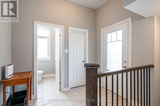Building Photo - 3883 Tufgar Cres