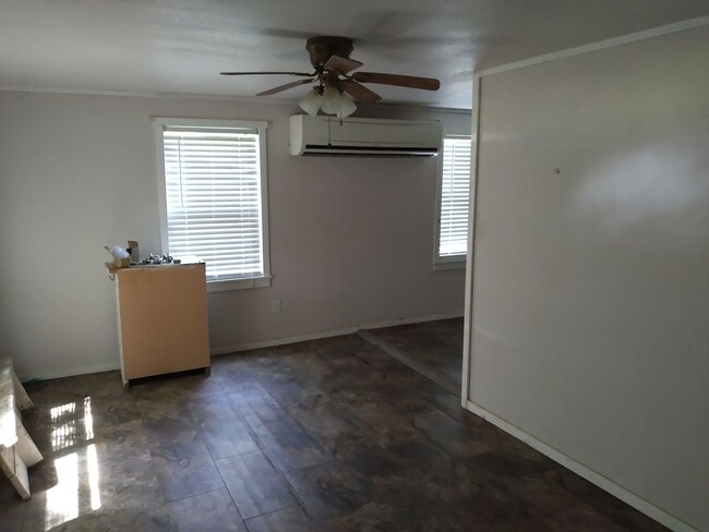 Building Photo - *LEASED* 2/1 Home for Lease ($660 w/water ...