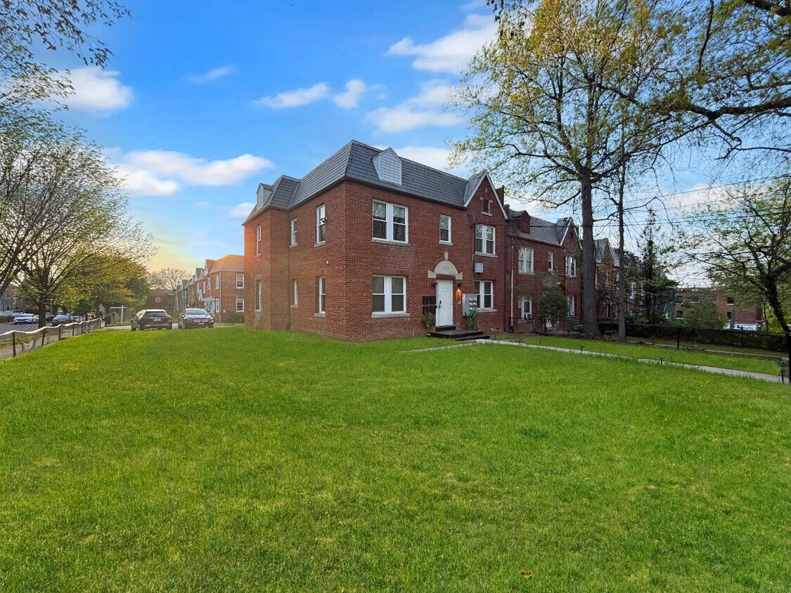 Foto principal - 4800 3rd St NW