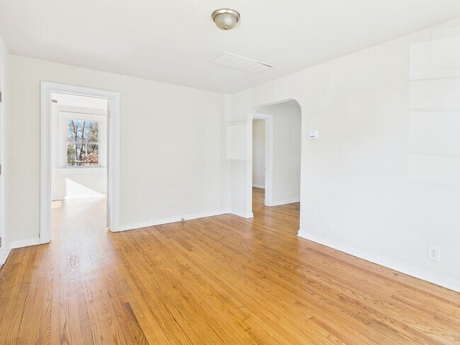 Foto del edificio - 500 Pelham Dr