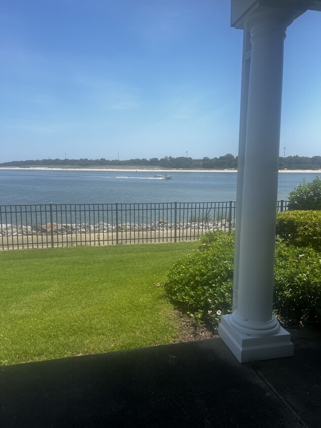 Building Photo - 9468 Bay Front Dr