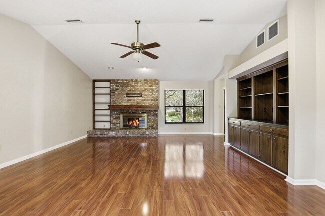 Building Photo - Three-bedroom Two bath with smaller study/fourth bedroom in Haile Plantation