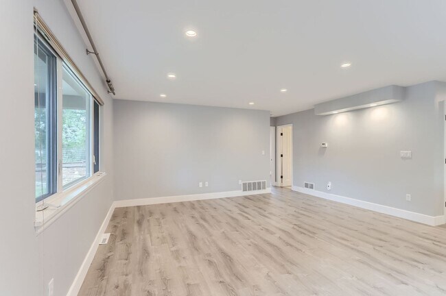 Building Photo - Beautiful 4BD/3BA Home in Boulder - Availa...