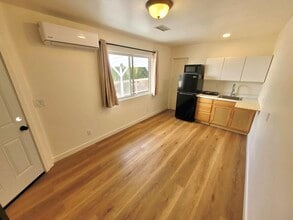 Building Photo - 1550 Encino Dr