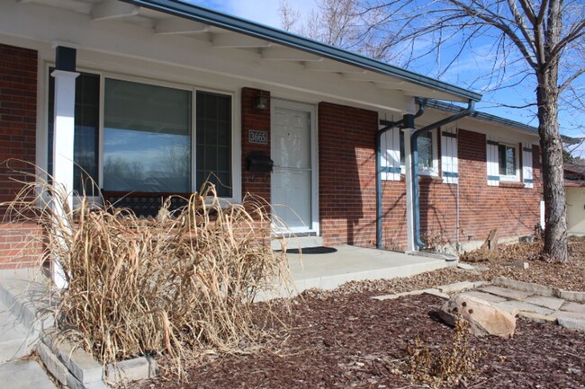 Building Photo - Charming 3 BR/3 Ba home located in Littleton!