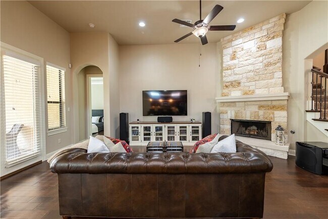 Foto del edificio - 407 Indianwood Dr