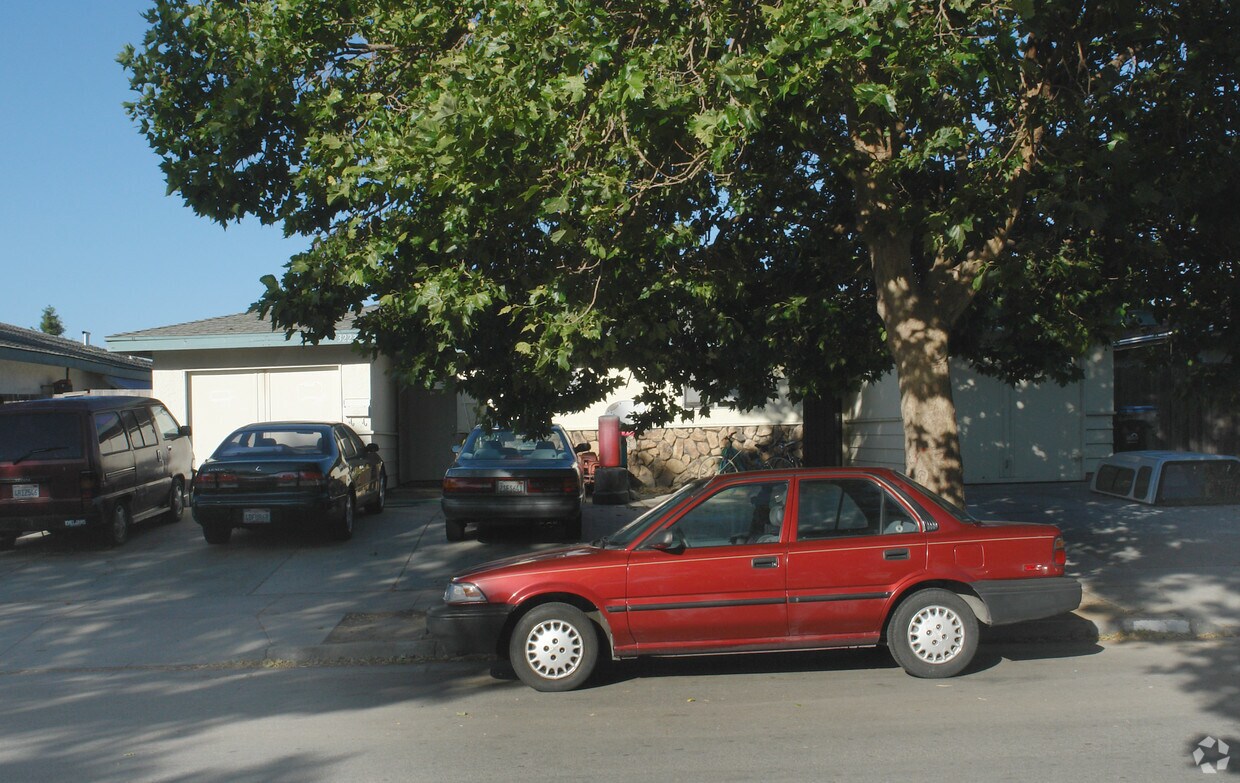 Foto del edificio - 3219-3223 Locke Dr
