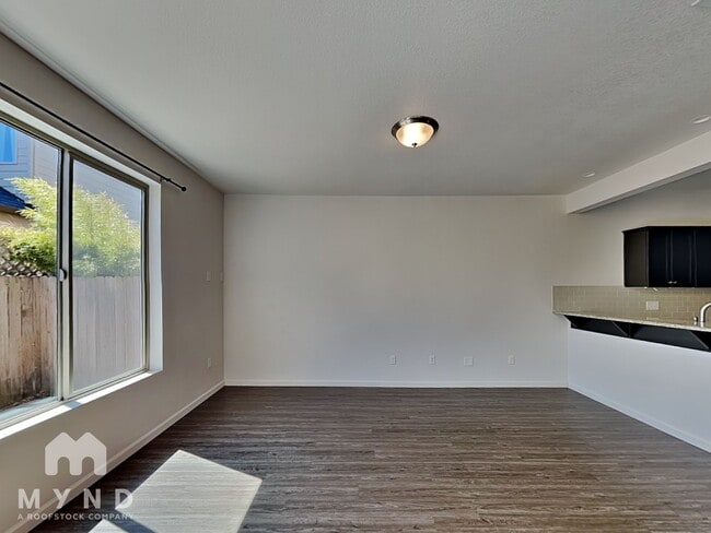 Building Photo - 10923 NE 44th St