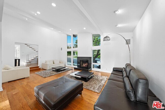 Building Photo - 461 N Robinwood Dr