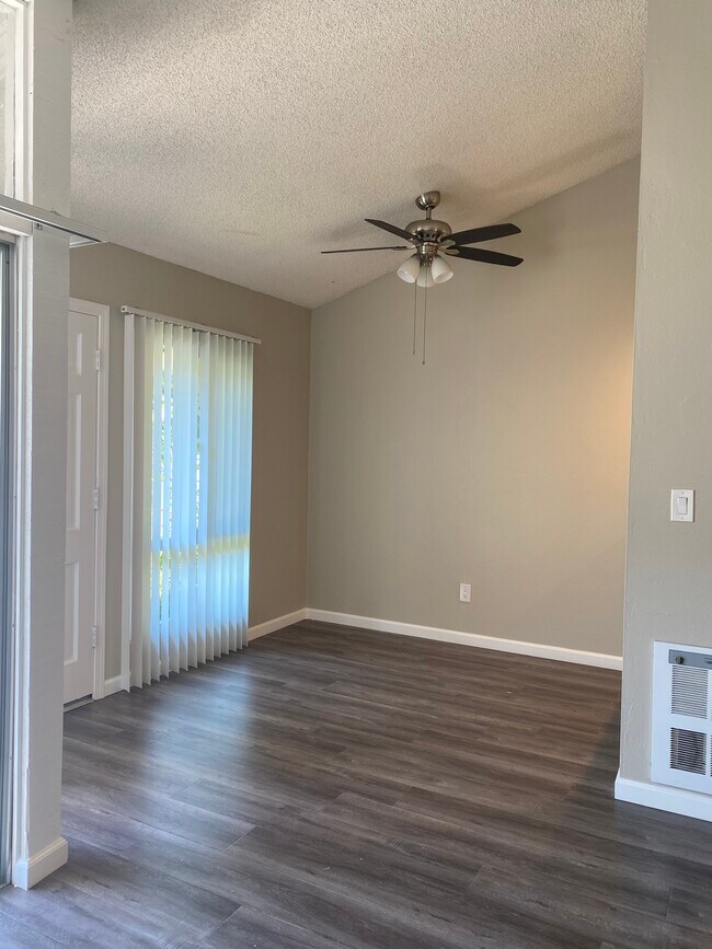 Building Photo - 851 Domingo Dr