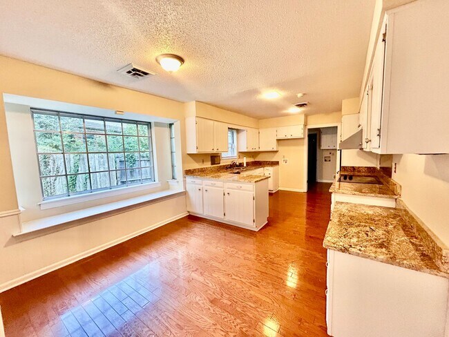 Foto del edificio - Newly Renovated 4 Bedroom 2.5 Bath | Germa...