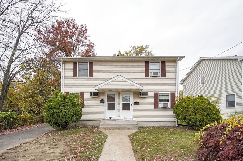 Foto principal - 878 St James Ave