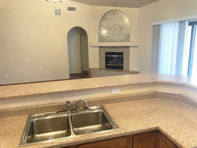 Foto del edificio - SPACIOUS 4 BED, 2 BATH HOME LOCATED NEAR B...